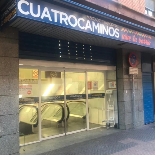 Imagen de al entrada del mercado con escaleras mecanicas