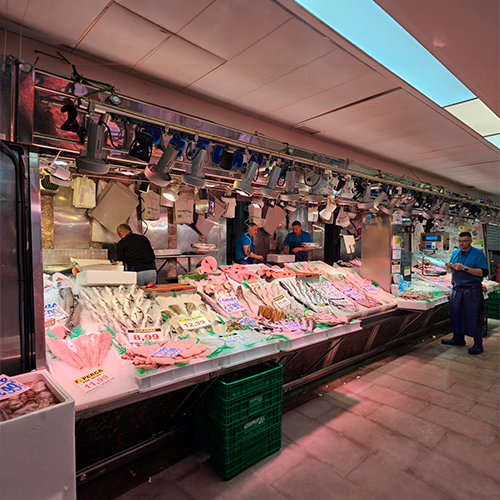Imagen de un puesto de mercado con pescado y marisco